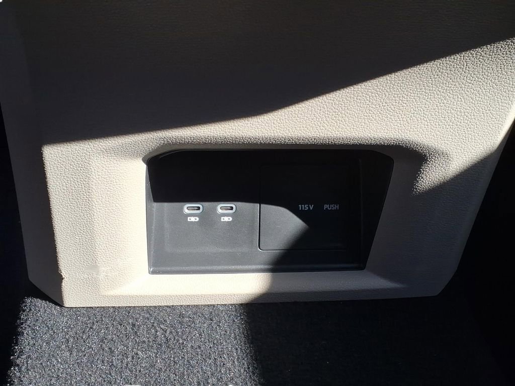 Used 2023 Volkswagen Atlas SE image 17