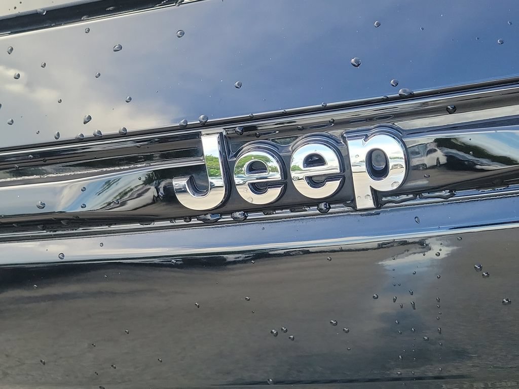 Used 2023 Jeep Grand Cherokee Overland w/ Luxury Tech Group IV RWD image 6