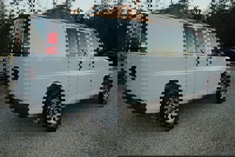 Used 2010 Chevrolet Express 1500 image 18