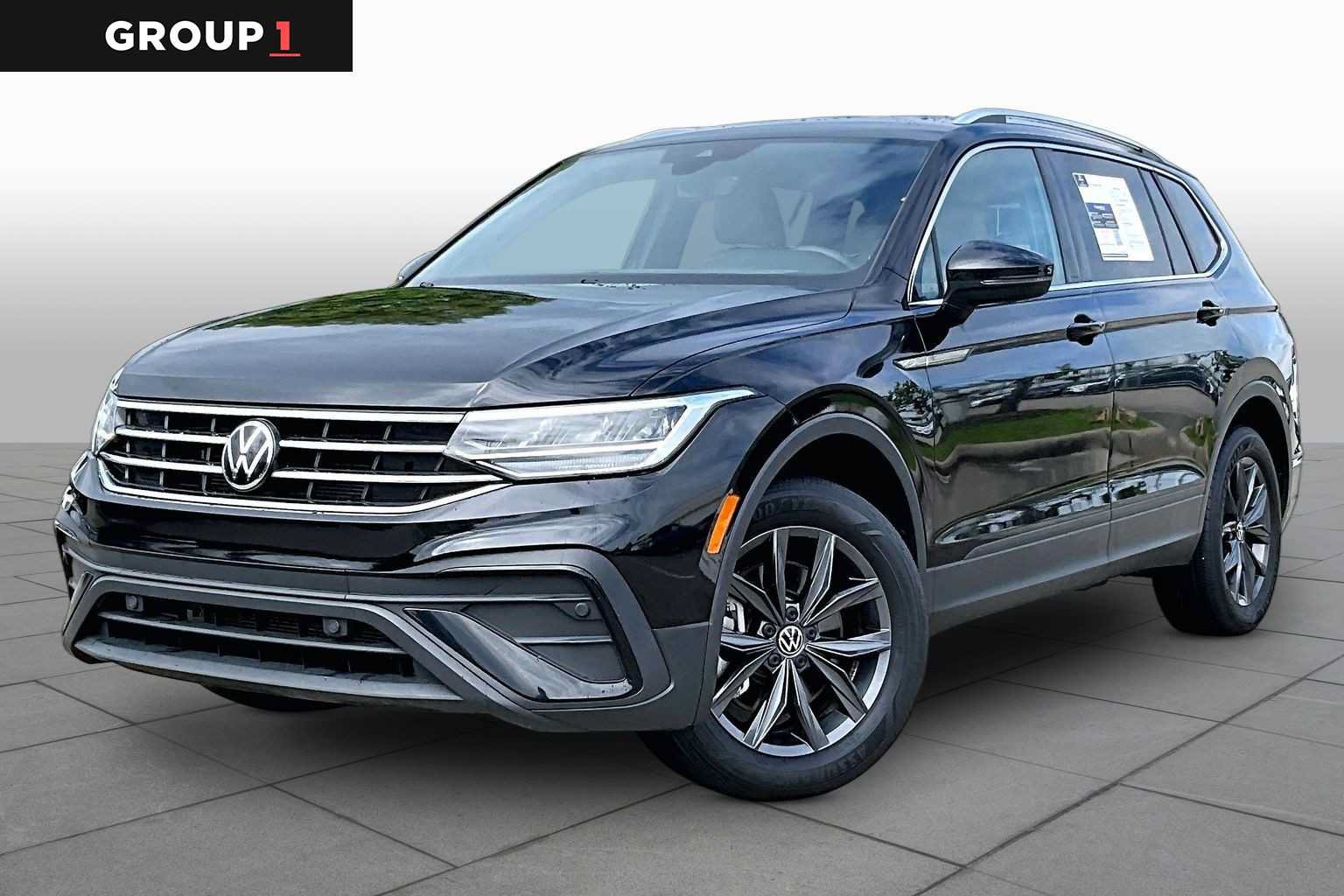 Used 2023 Volkswagen Tiguan SE FWD image 1