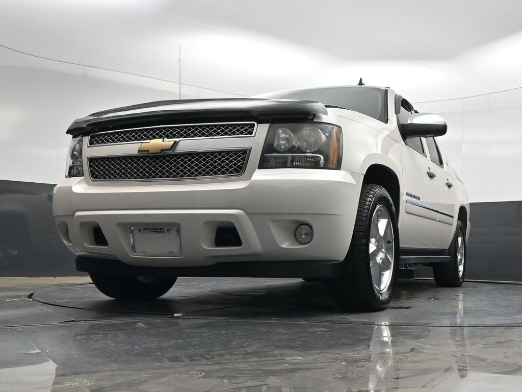 Used 2011 Chevrolet Avalanche LTZ AWD/4WD image 24