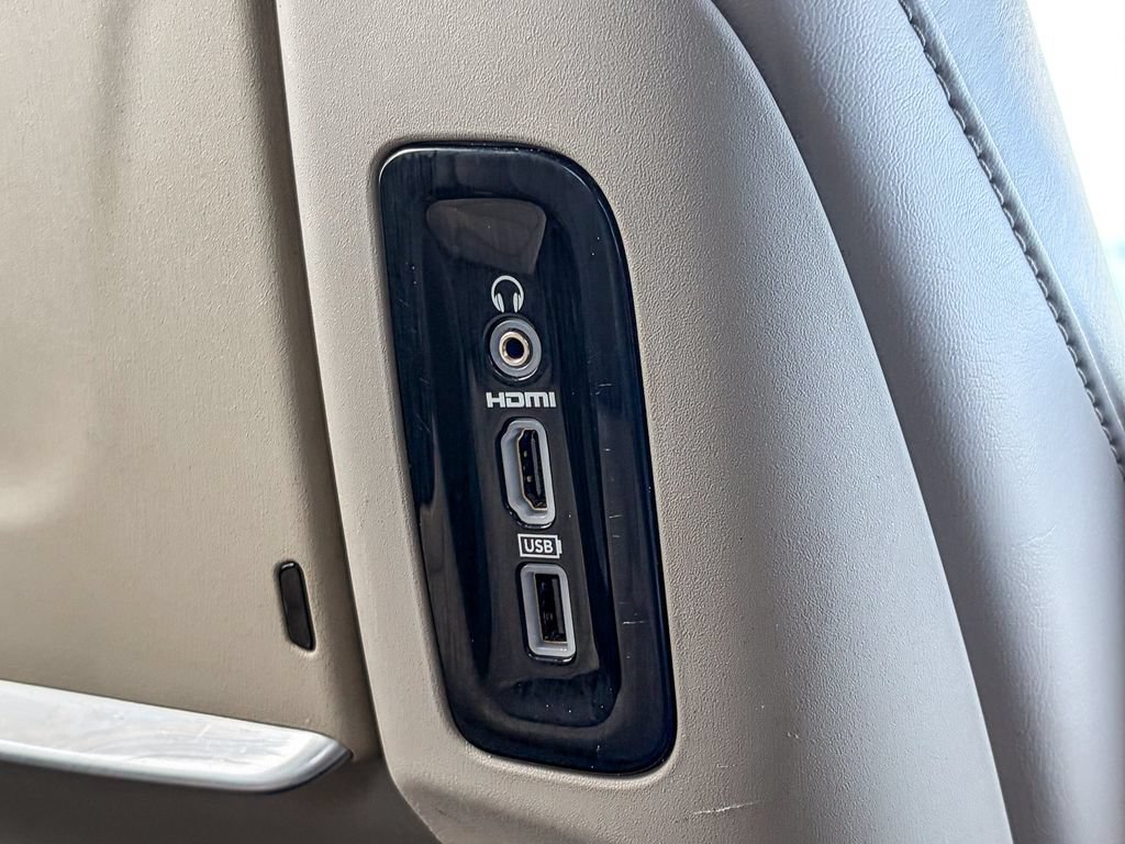 Used 2017 Chrysler Pacifica Limited w/ UConnect Theater Package FWD image 23
