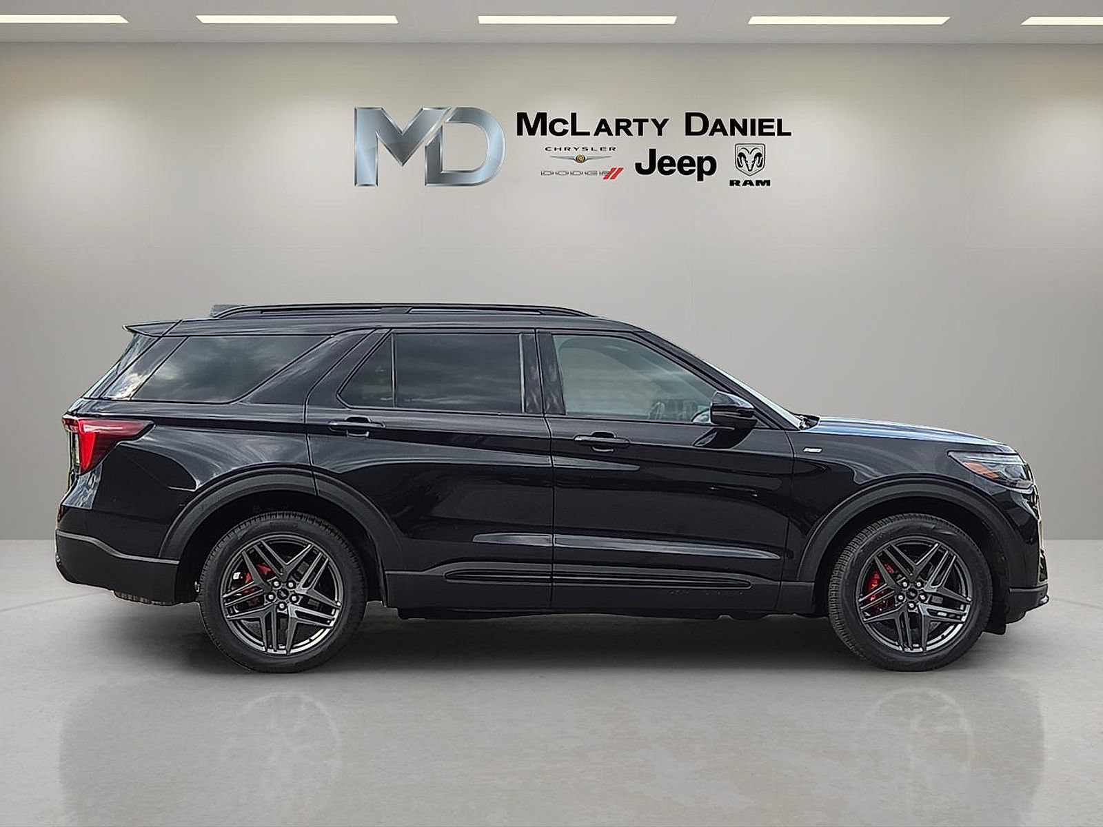 Used 2025 Ford Explorer ST-Line w/ ST-Line Street Pack AWD/4WD image 6