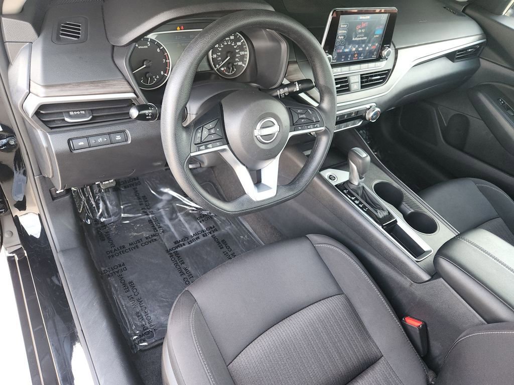 Used 2025 Nissan Altima 2.5 SV image 11
