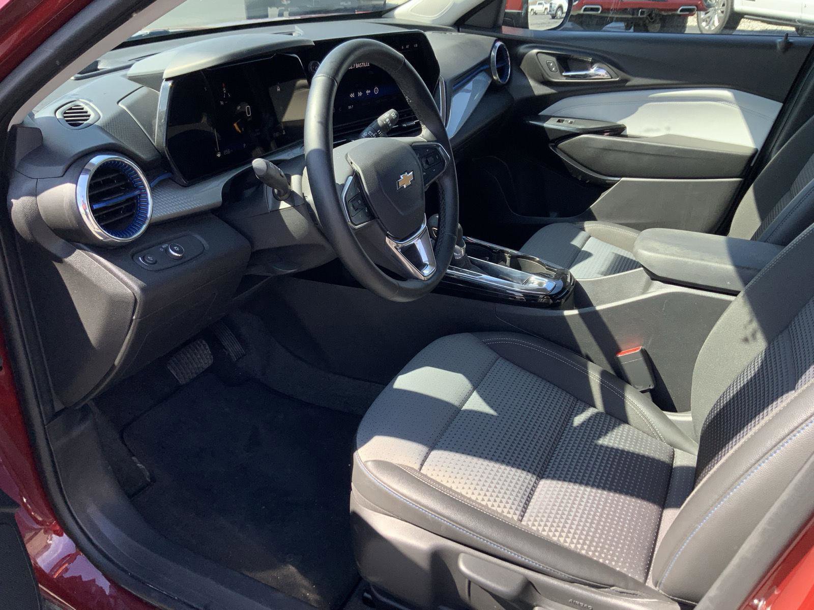 Used 2025 Chevrolet Trax LT w/ LT Convenience Package image 24