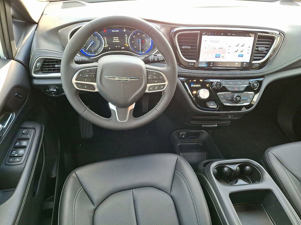 New 2026 Chrysler Pacifica Select image 2