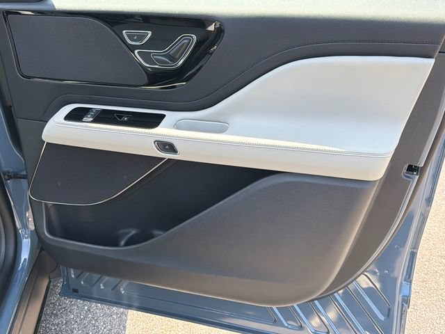 New 2026 Lincoln Aviator 2WD w/ Jet Appearance Package image 14