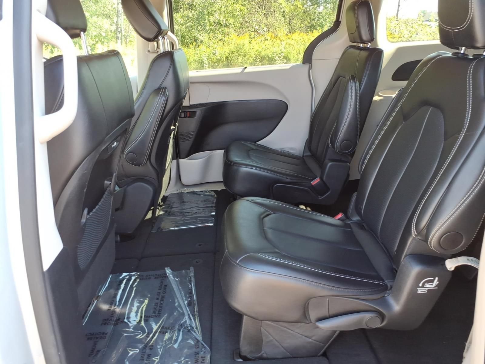 Used 2024 Chrysler Pacifica Touring-L FWD image 15