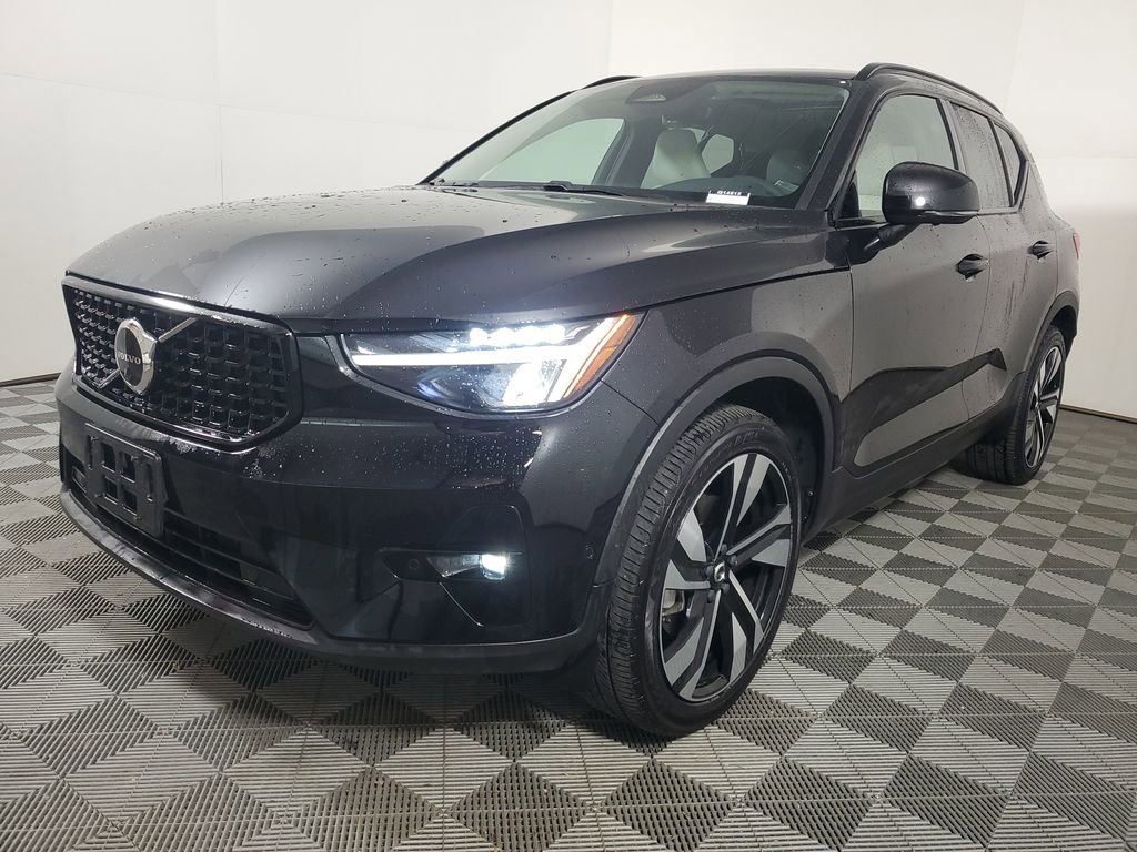 Used 2023 Volvo XC40 B5 Plus w/ Driver Assist Package image 4