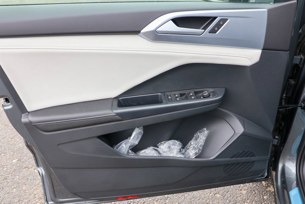 New 2025 Volkswagen Taos SE image 32