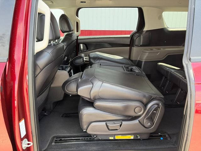 Used 2025 Kia Carnival FWD image 38