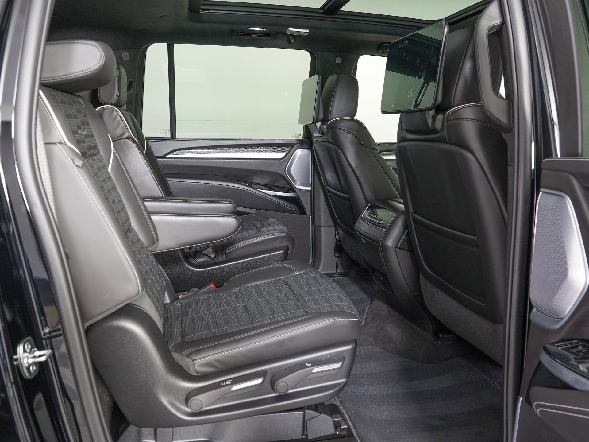 Used 2026 Cadillac Escalade ESV V image 11