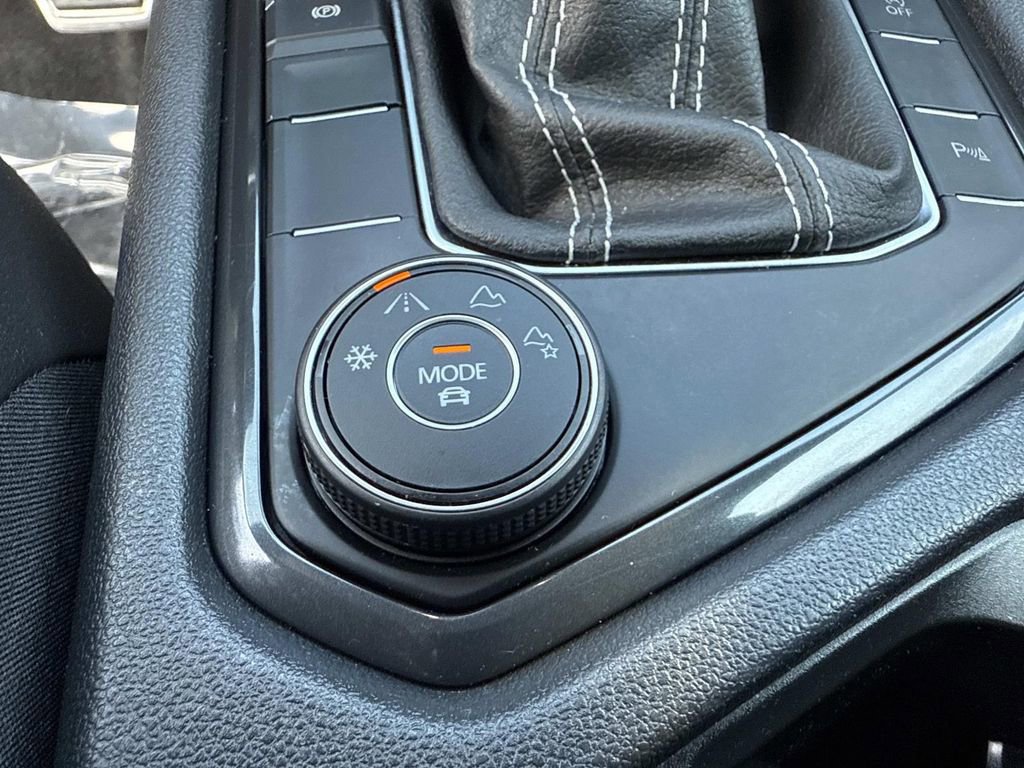 Used 2022 Volkswagen Tiguan SE R-Line image 38