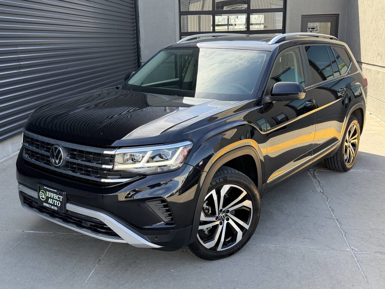 Used 2023 Volkswagen Atlas SEL AWD/4WD image 2