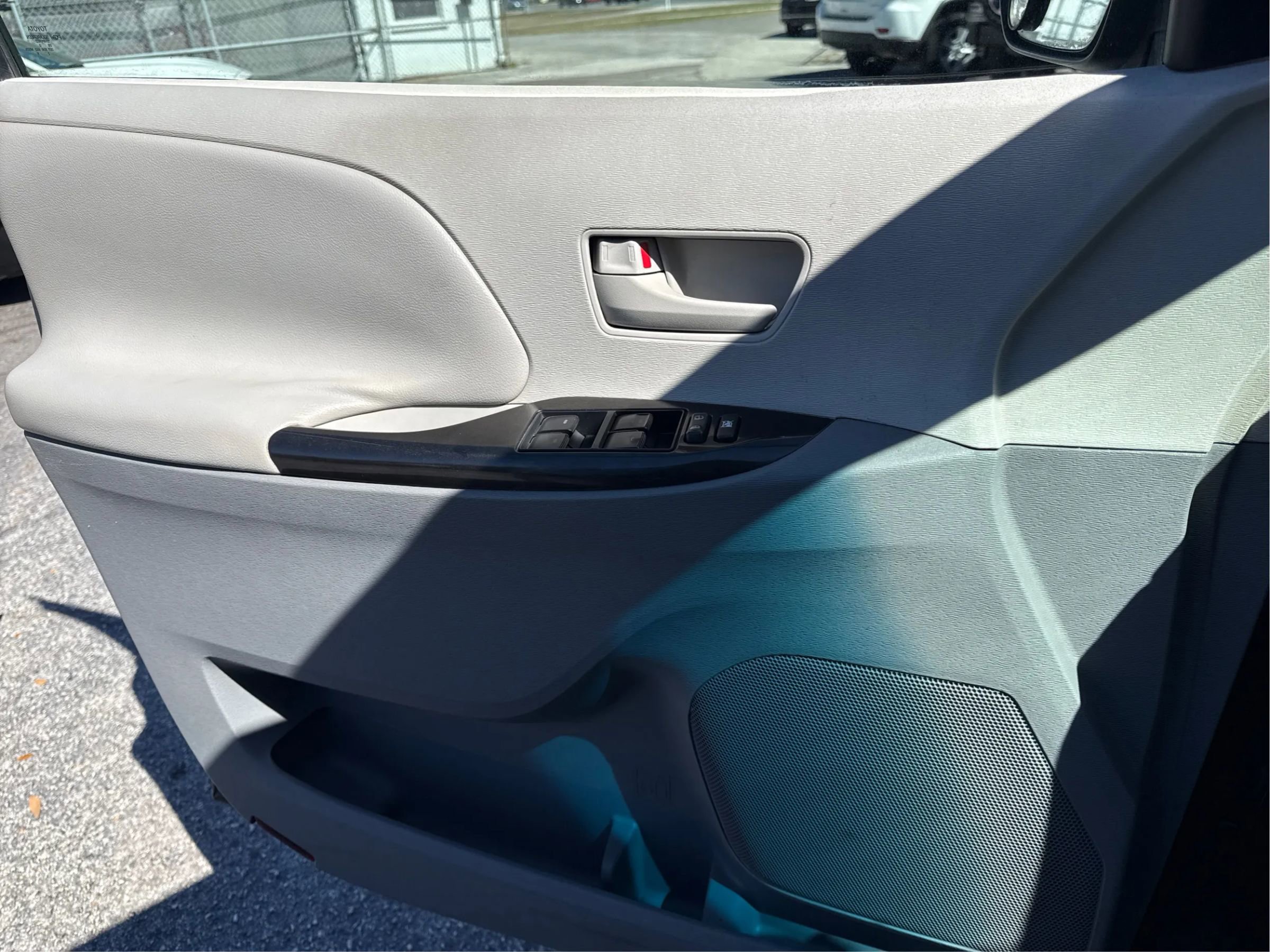 Used 2011 Toyota Sienna LE image 18