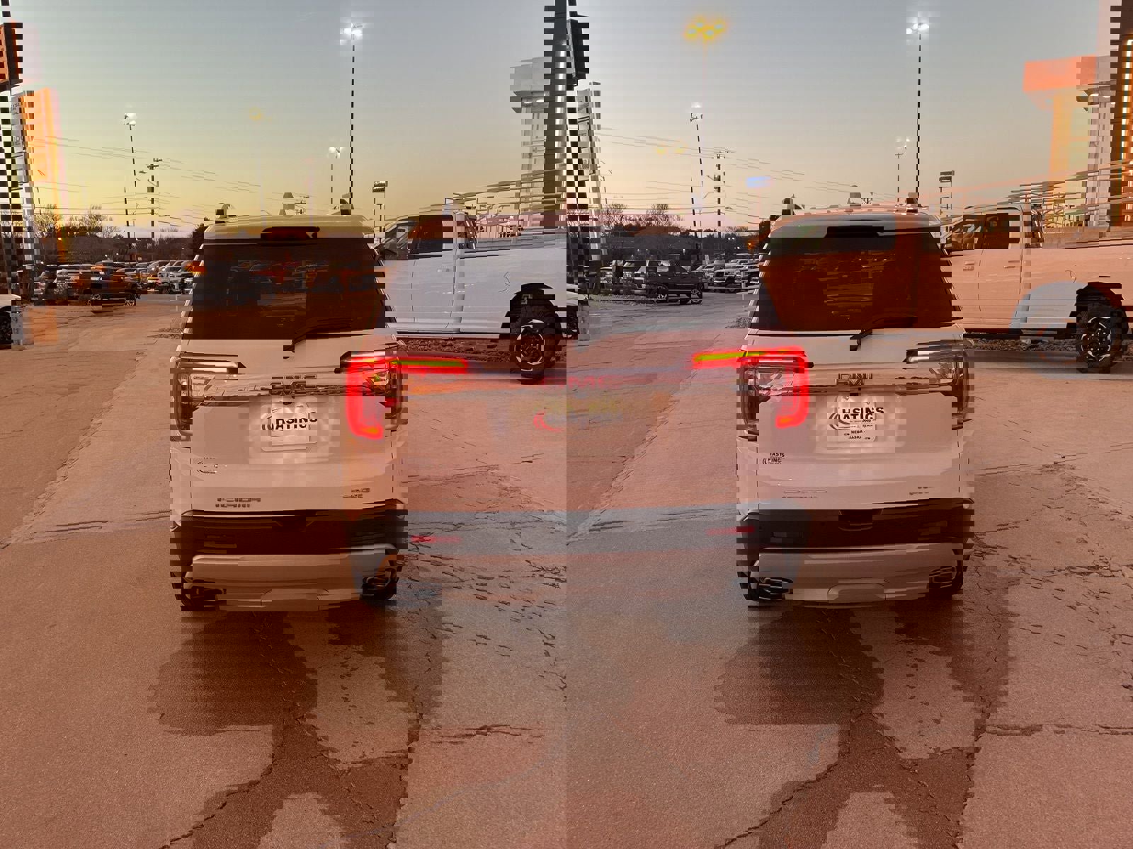 Used 2023 GMC Acadia SLE w/ Driver Convenience Package image 4