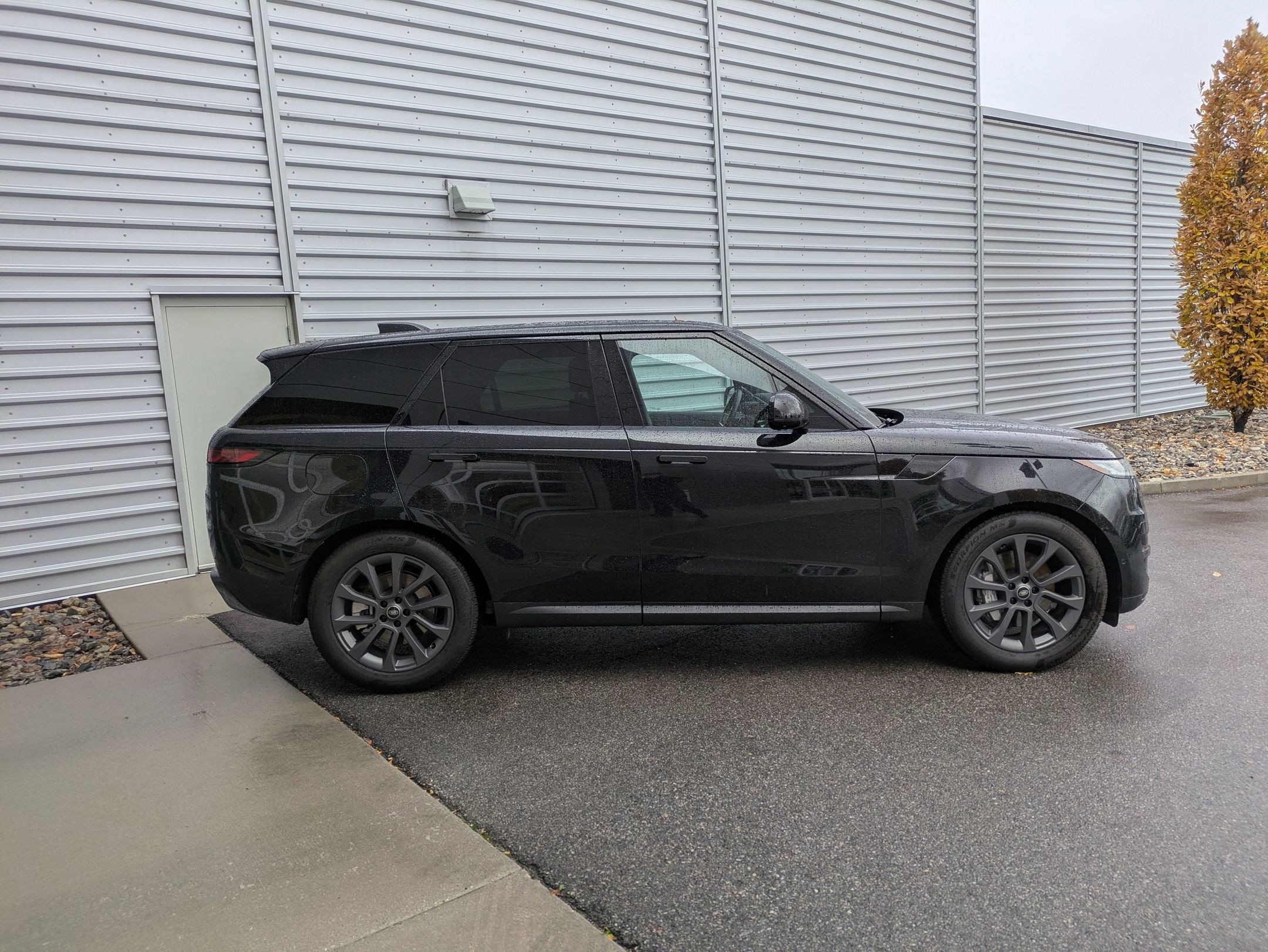 Used 2025 Land Rover Range Rover Sport image 9