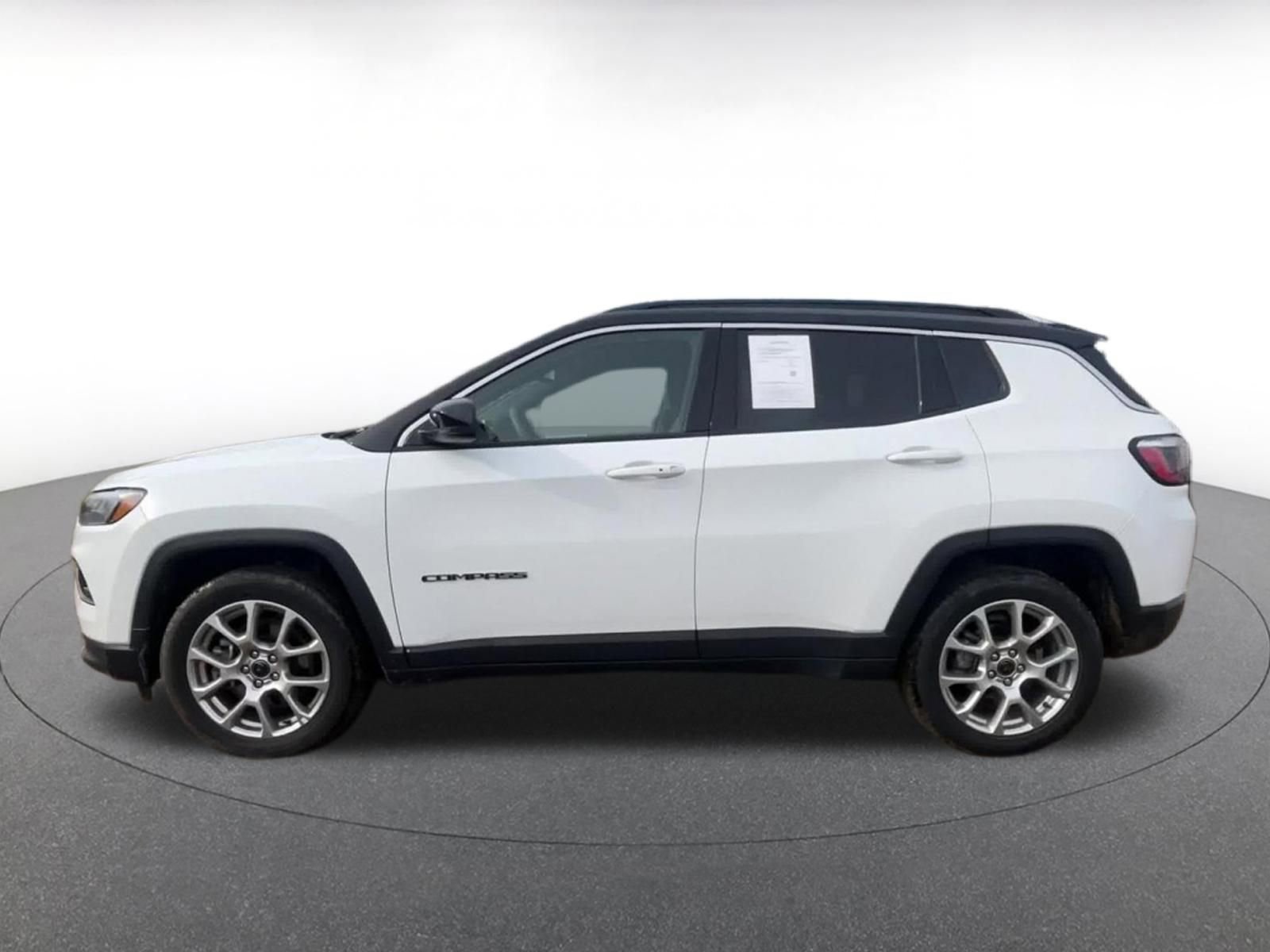 Used 2025 Jeep Compass Limited AWD/4WD image 9