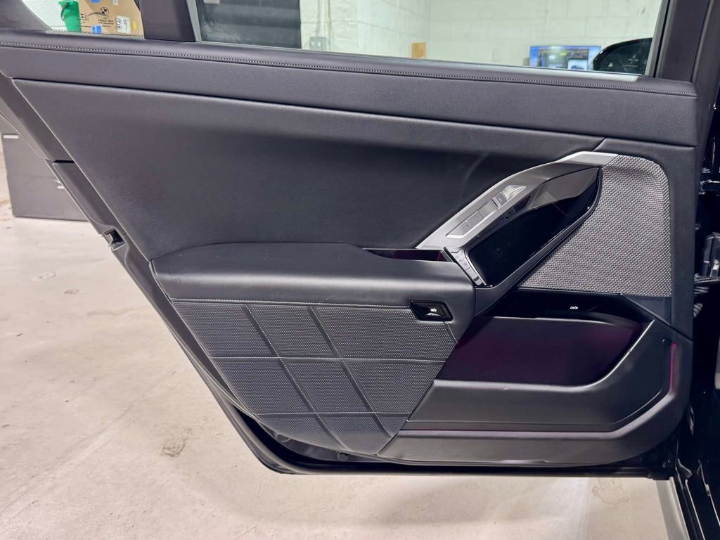 Used 2023 BMW 740i image 32