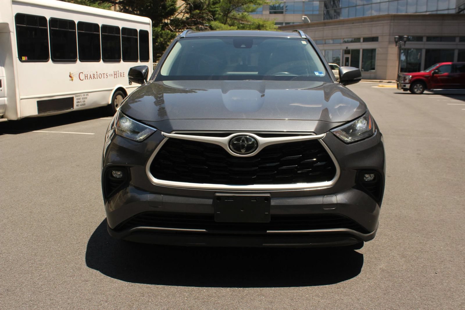 Used 2021 Toyota Highlander XLE AWD/4WD image 3