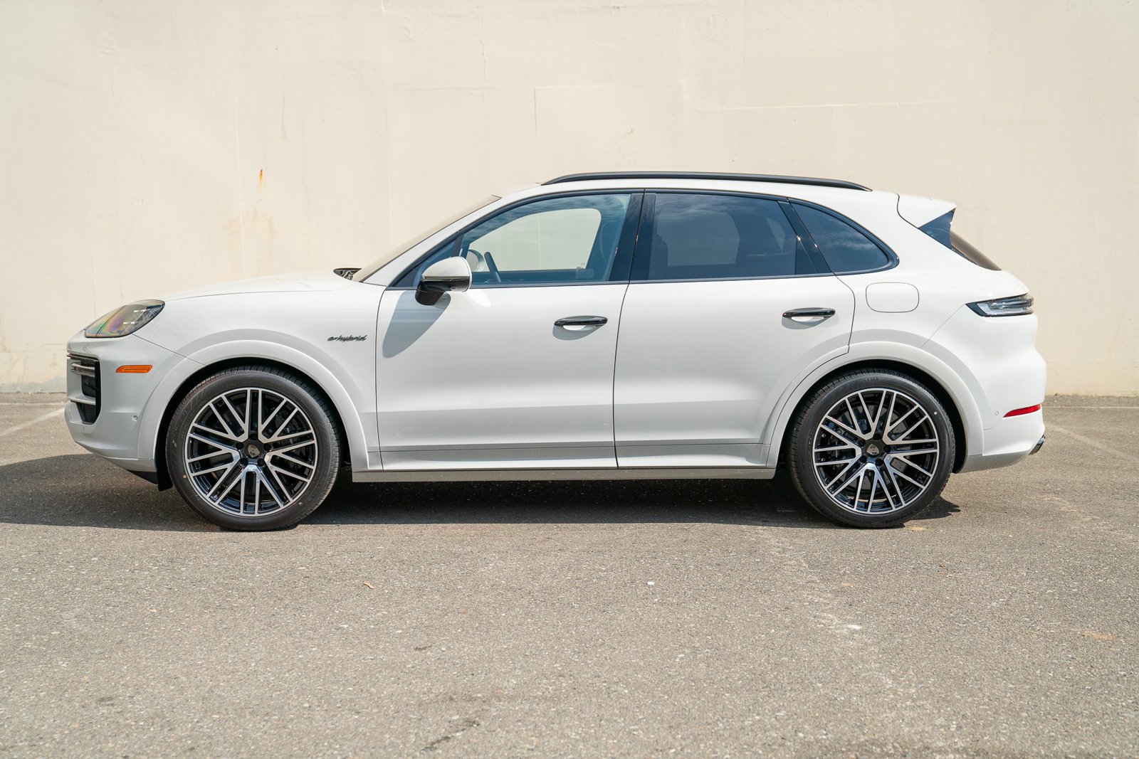 New 2025 Porsche Cayenne Turbo image 2