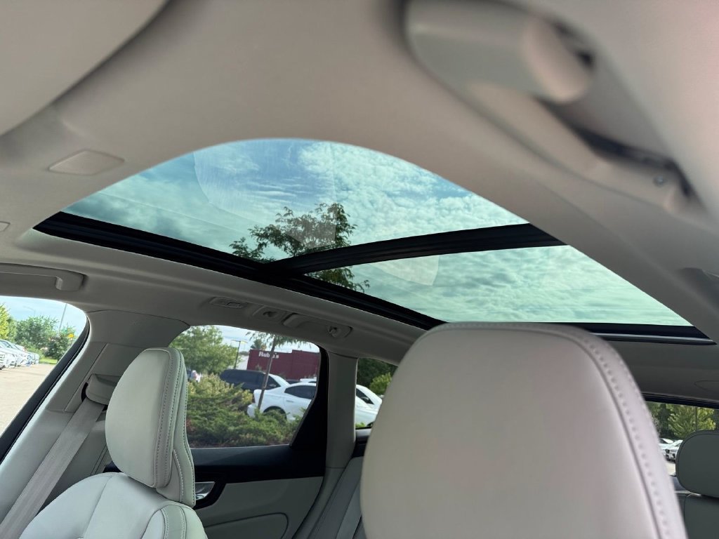 Certified 2026 Volvo XC60 B5 Ultra AWD/4WD image 7