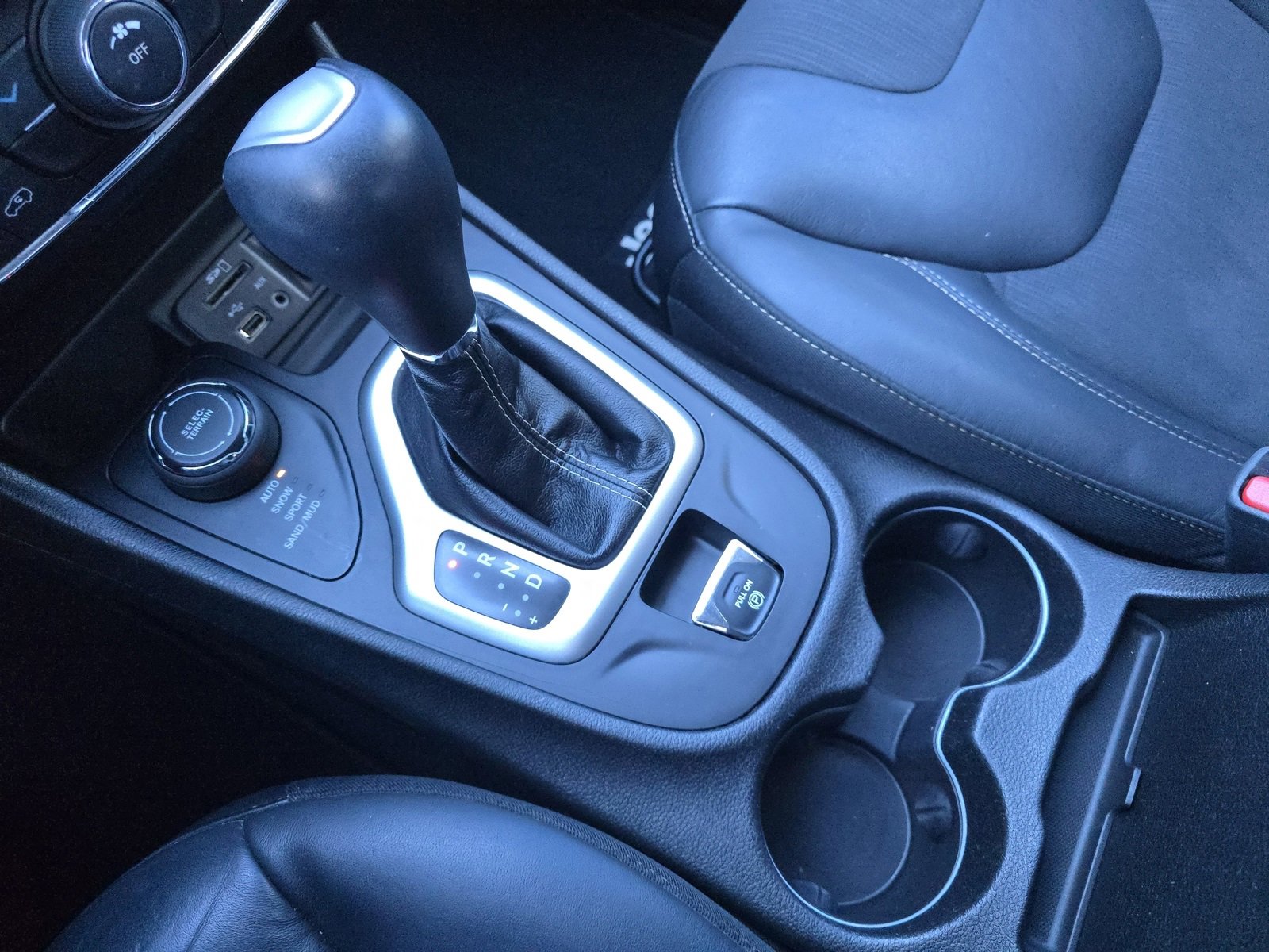 Used 2018 Jeep Cherokee Latitude Plus w/ Trailer Tow Group image 28