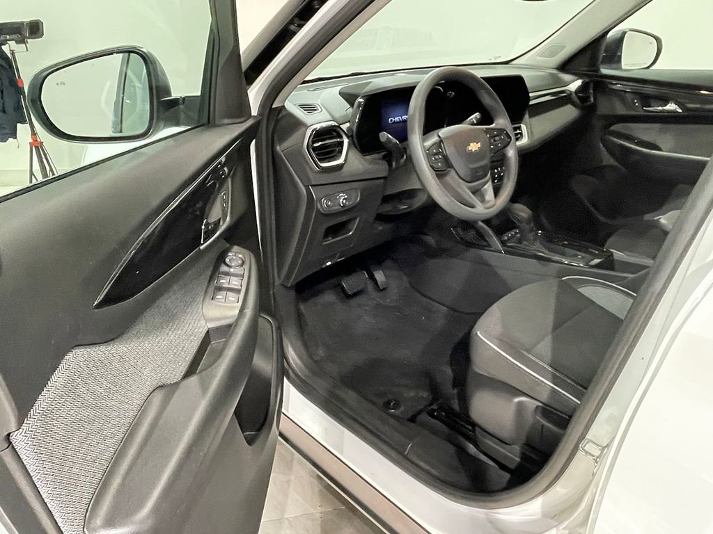 Used 2025 Chevrolet TrailBlazer LS w/ LS Convenience Package FWD image 18