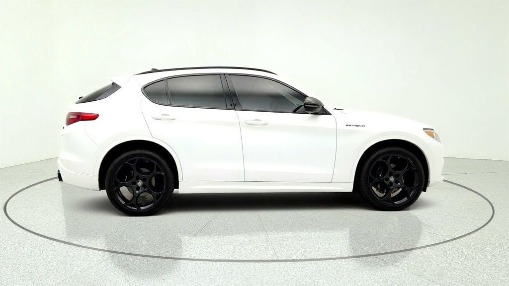 Used 2023 Alfa Romeo Stelvio Estrema AWD/4WD image 4