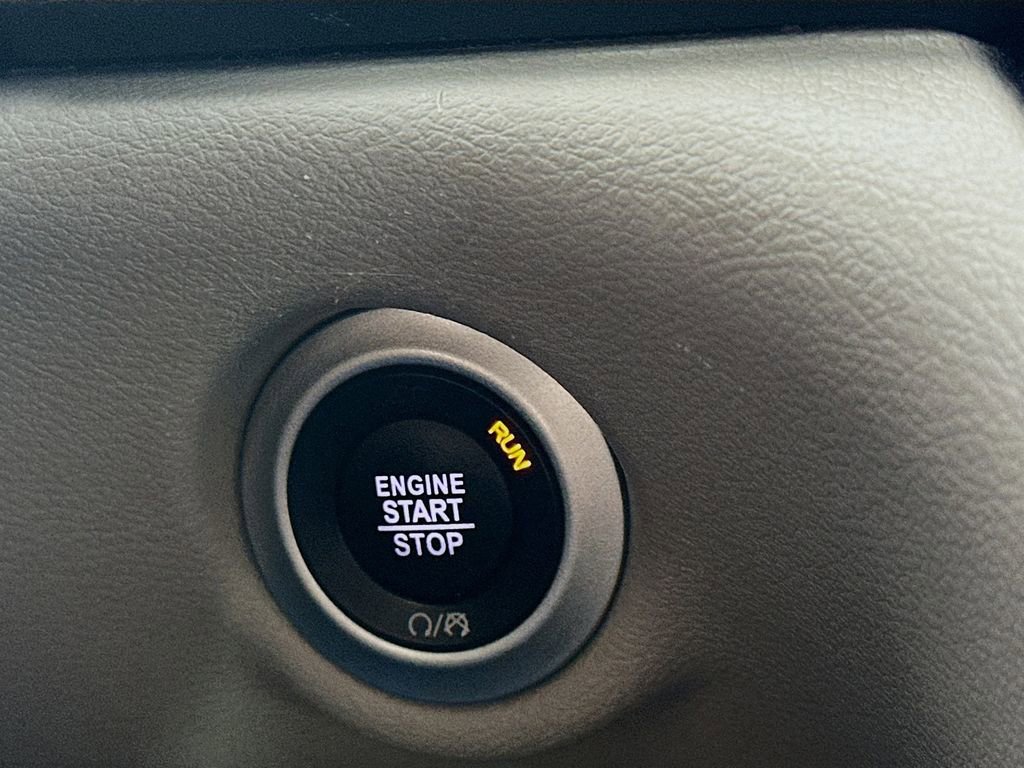 Used 2024 Chrysler Pacifica Touring-L image 27