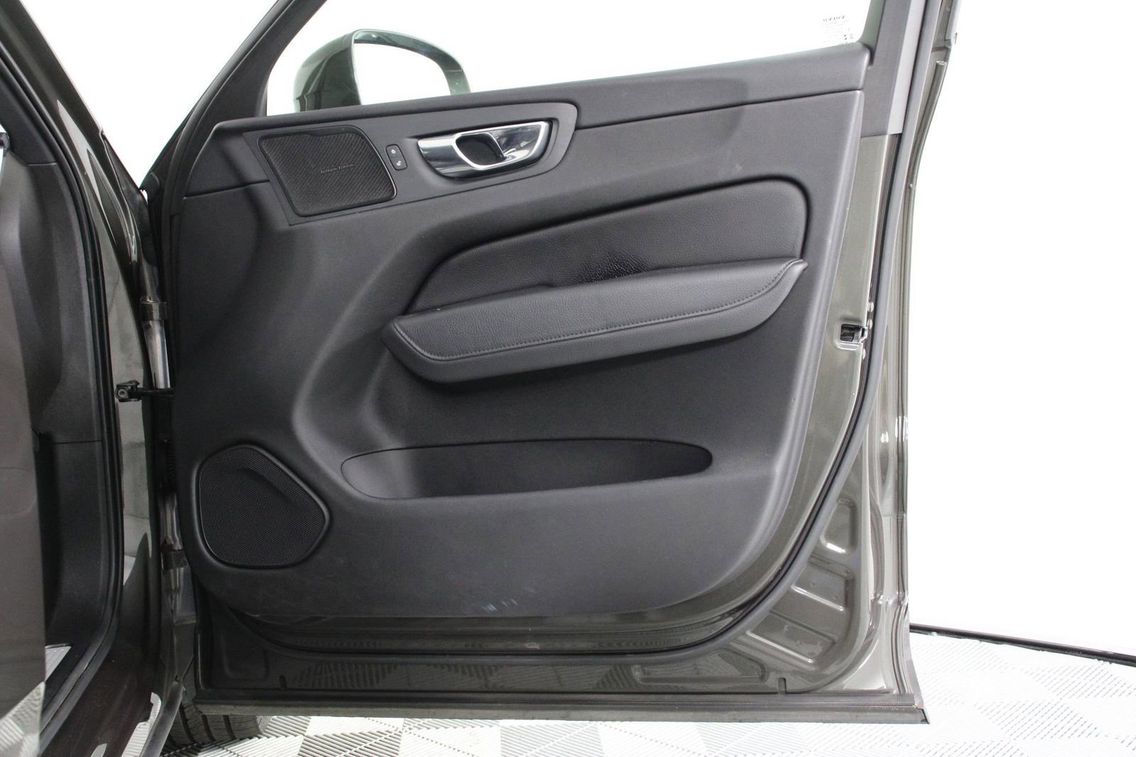 Used 2020 Volvo XC60 T5 Momentum w/ Protection Package Premier image 21