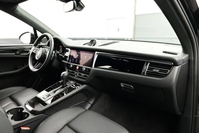 Certified 2025 Porsche Macan AWD/4WD image 17