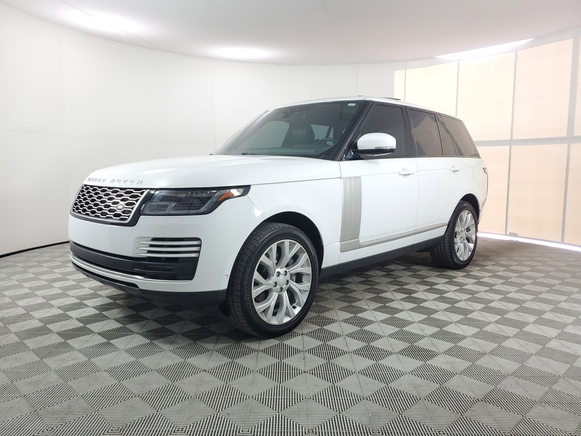 Used 2022 Land Rover Range Rover Westminster Edition image 3