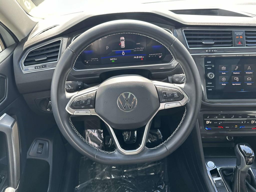 Certified 2023 Volkswagen Tiguan SE w/ Panoramic Sunroof Package image 17