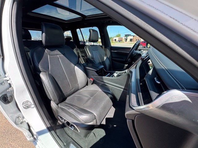 Used 2022 Jeep Grand Cherokee Overland w/ Luxury Tech Group IV AWD/4WD image 11