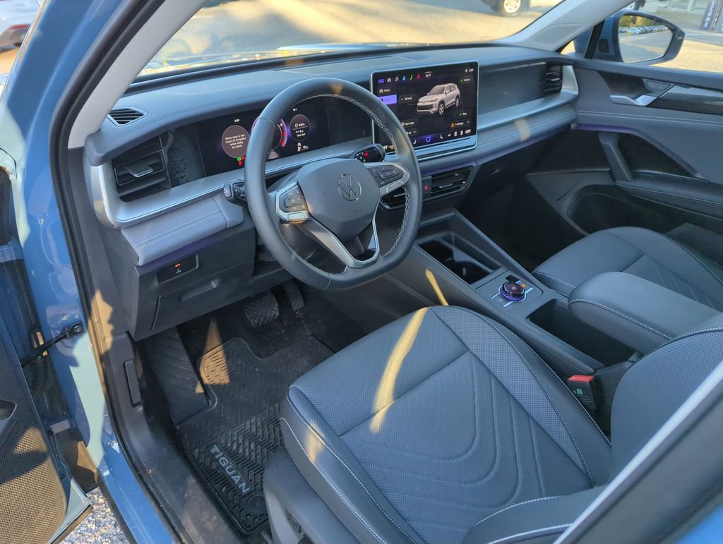 Certified 2025 Volkswagen Tiguan SE image 10