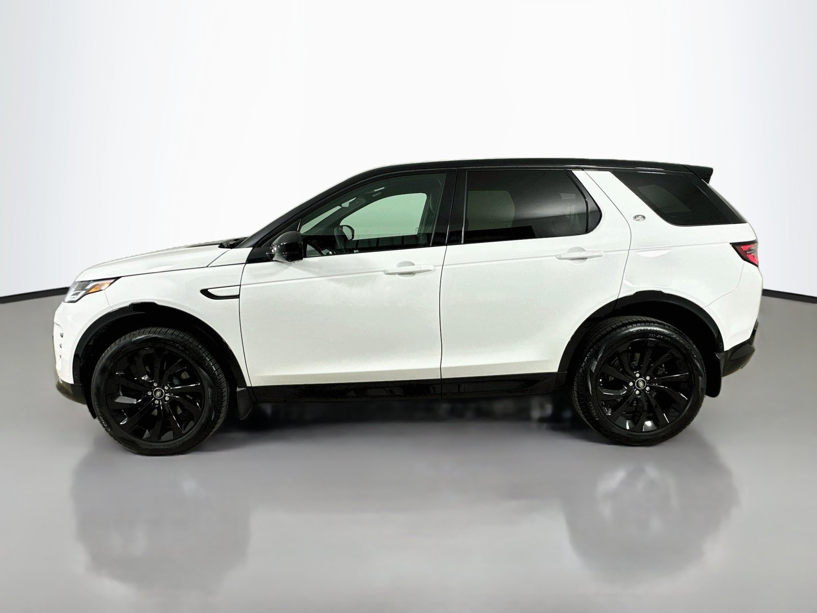Used 2025 Land Rover Discovery Sport Dynamic SE AWD/4WD image 8