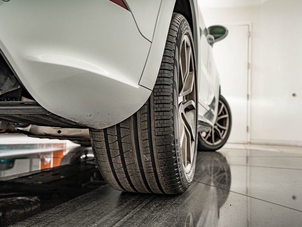 Certified 2023 Porsche Cayenne Platinum Edition image 51