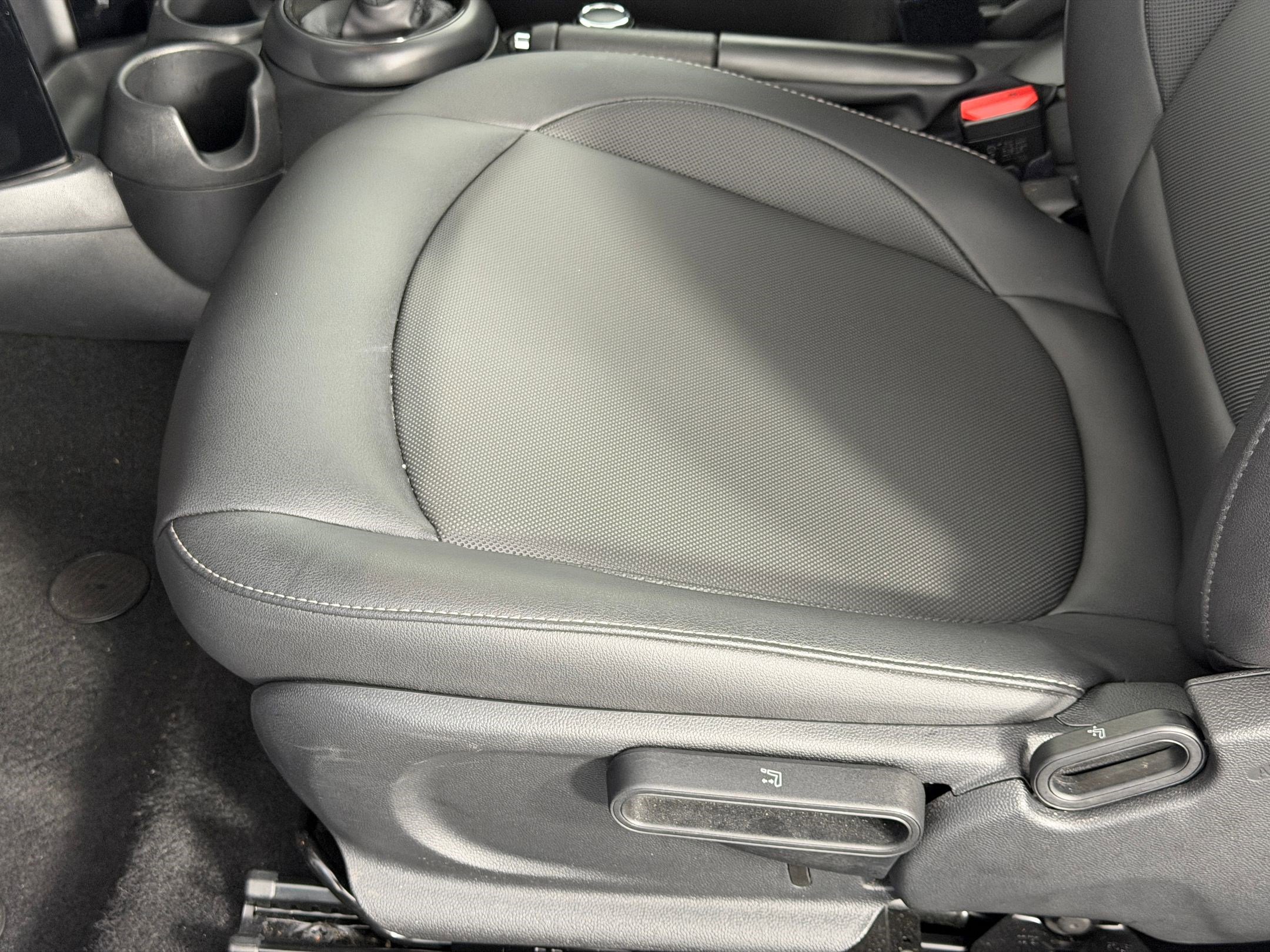 Used 2023 MINI Cooper 2-Door Hardtop image 13