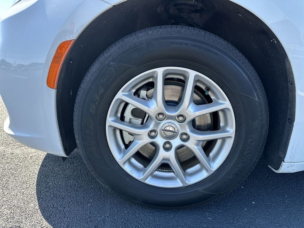 Used 2023 Chrysler Pacifica Touring FWD image 16