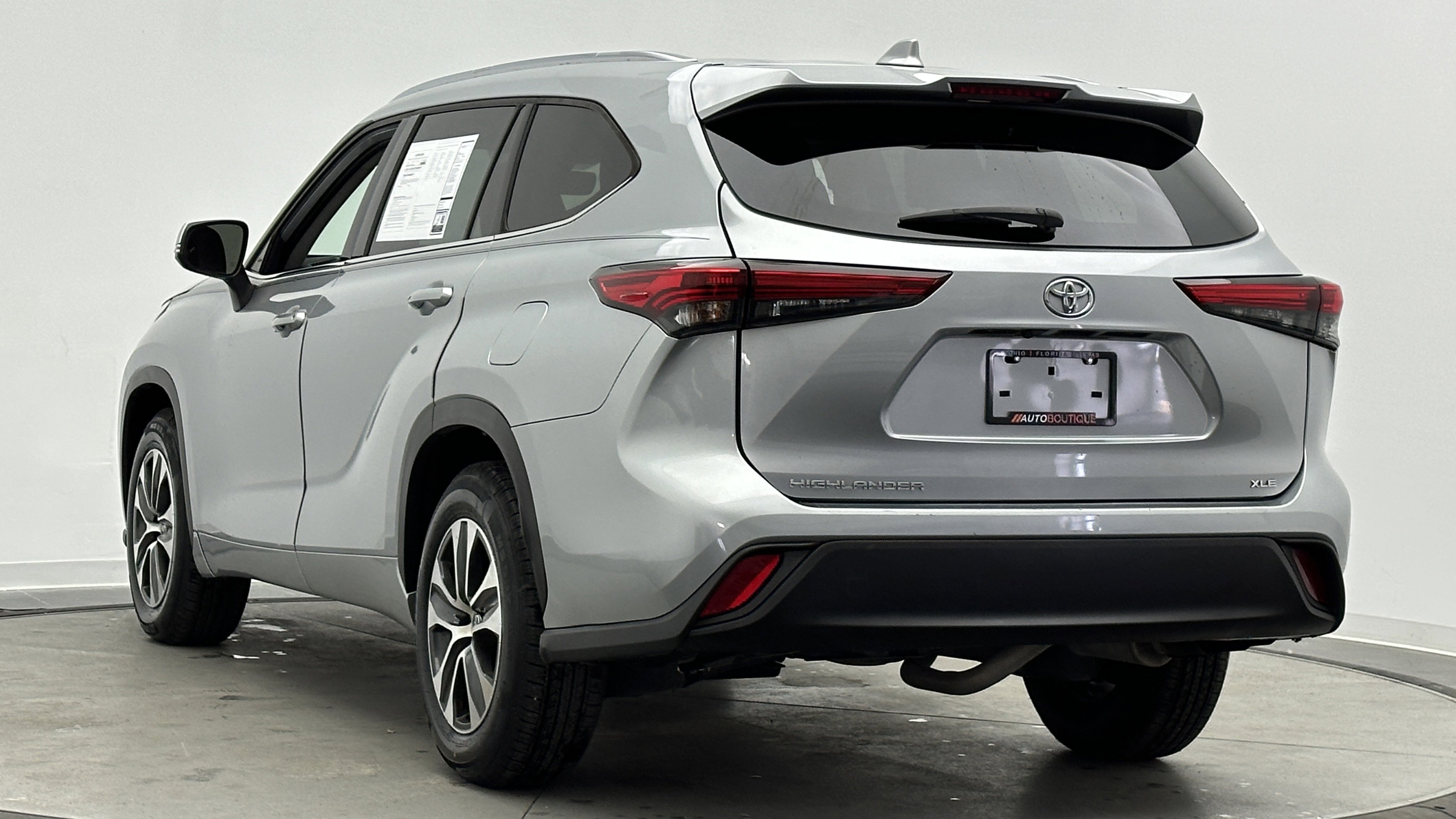 Used 2021 Toyota Highlander XLE image 6