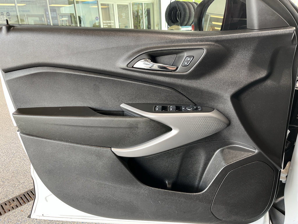 Used 2024 Chevrolet Trax RS w/ Sunroof Package FWD image 23