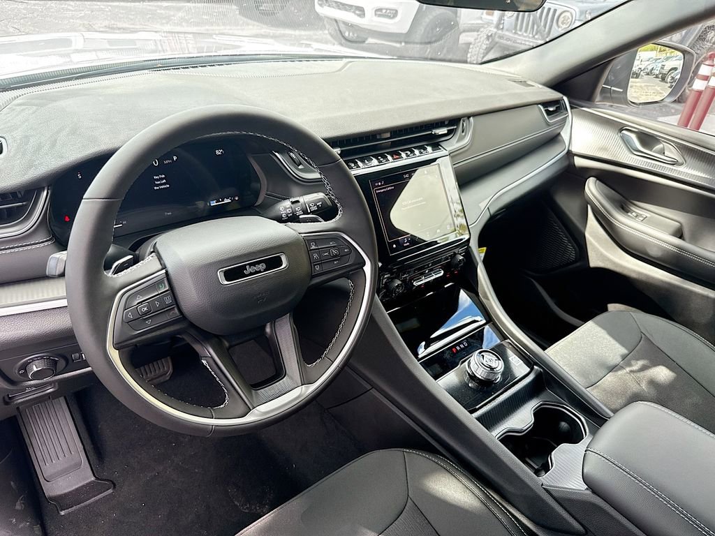 New 2025 Jeep Grand Cherokee Laredo w/ Luxury Tech Group I RWD image 9