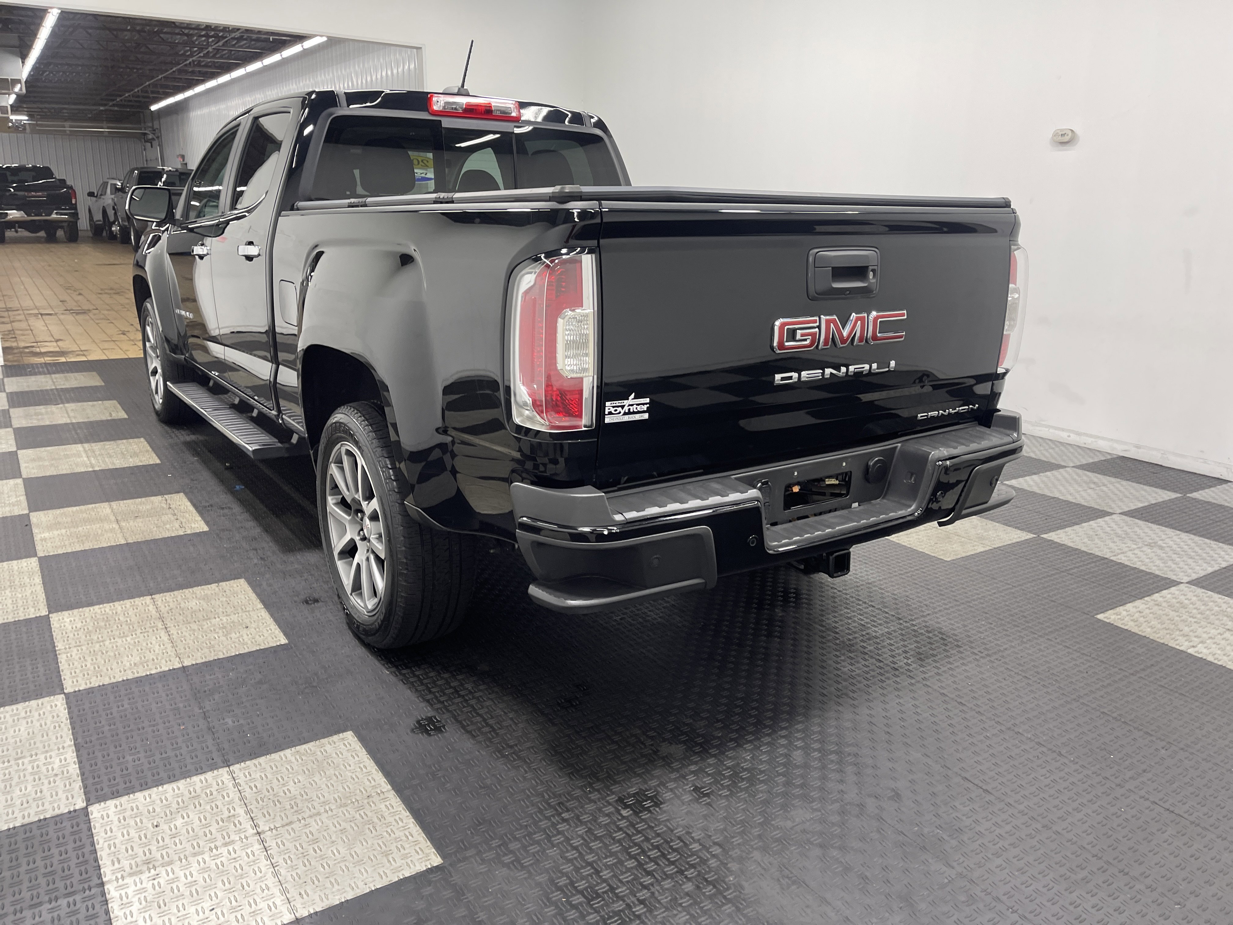 Used 2022 GMC Canyon Denali image 2
