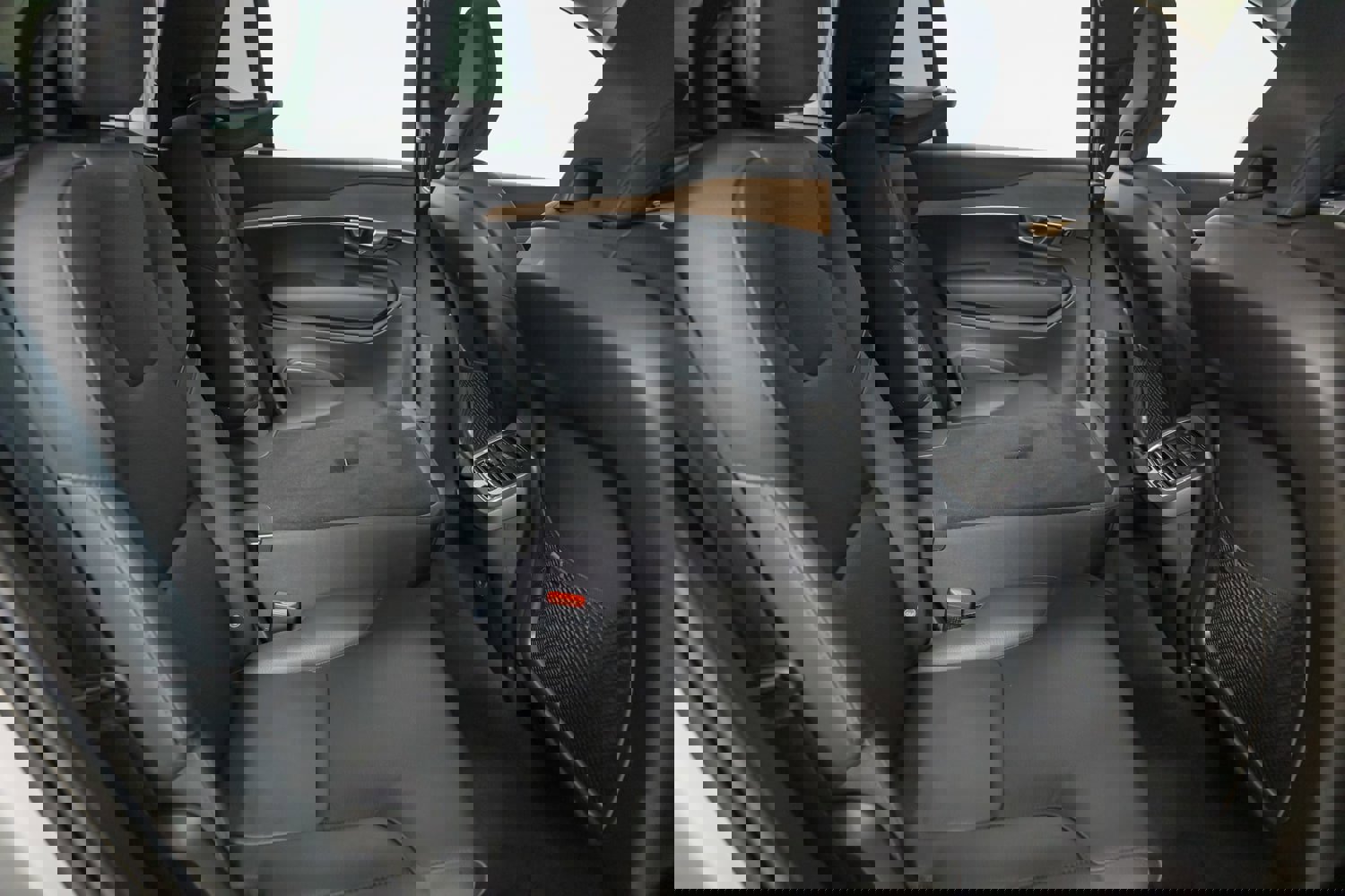 Used 2024 Volvo XC90 B5 Plus image 27