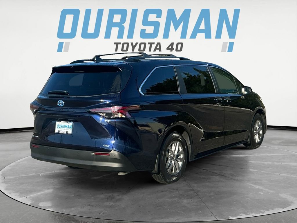 Used 2025 Toyota Sienna XLE image 6