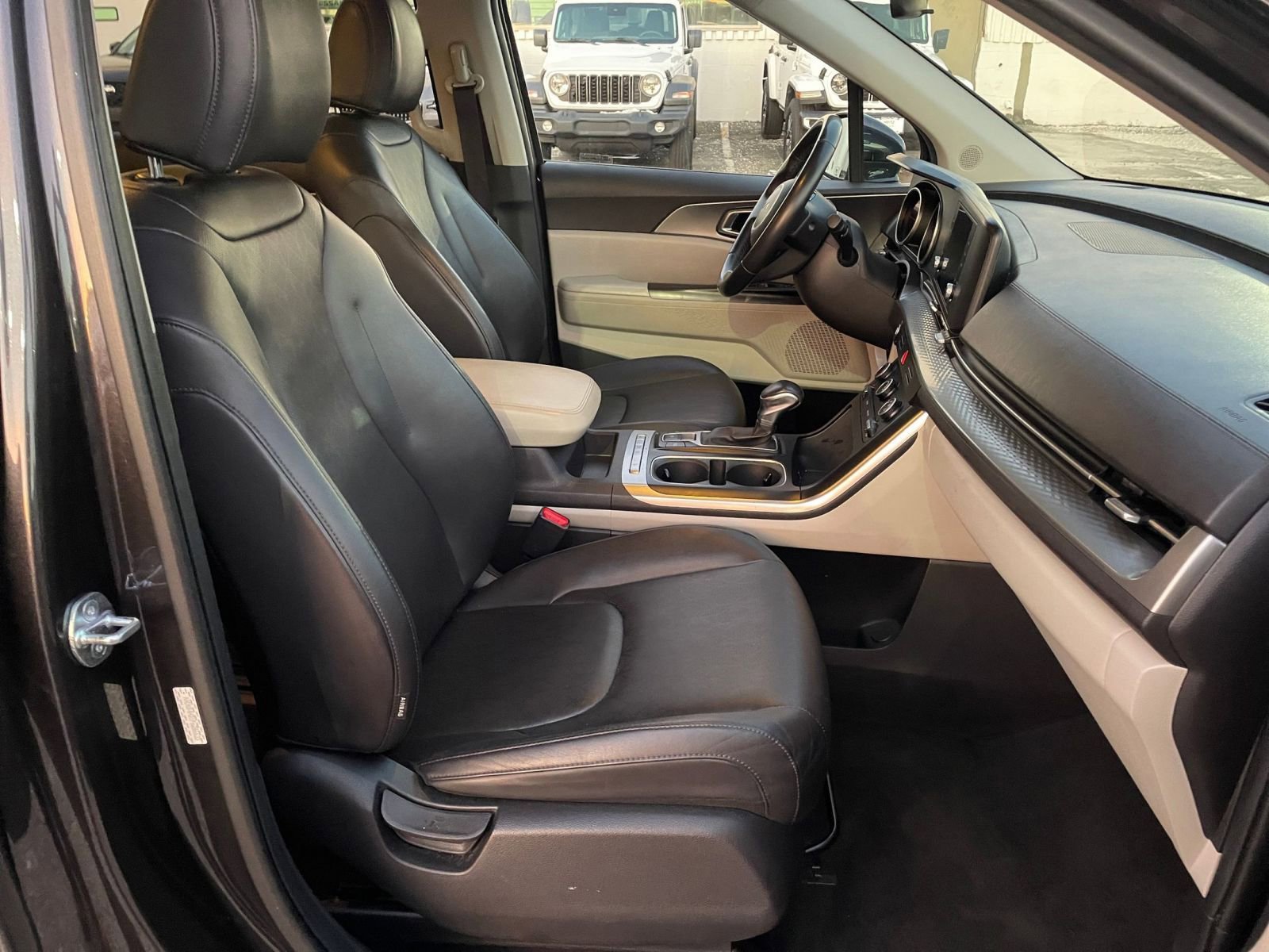 Used 2023 Kia Carnival LX image 36