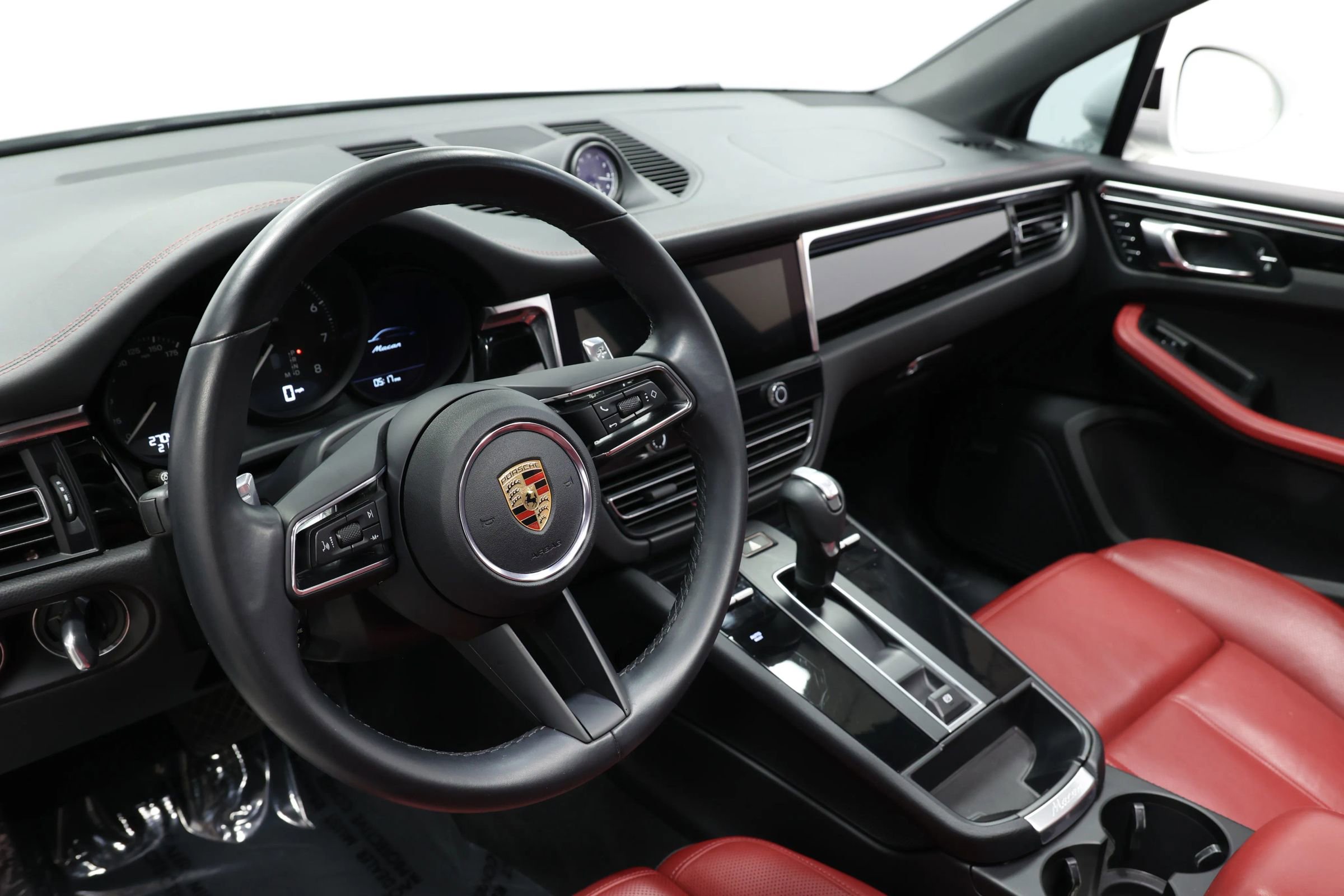 Used 2022 Porsche Macan image 2