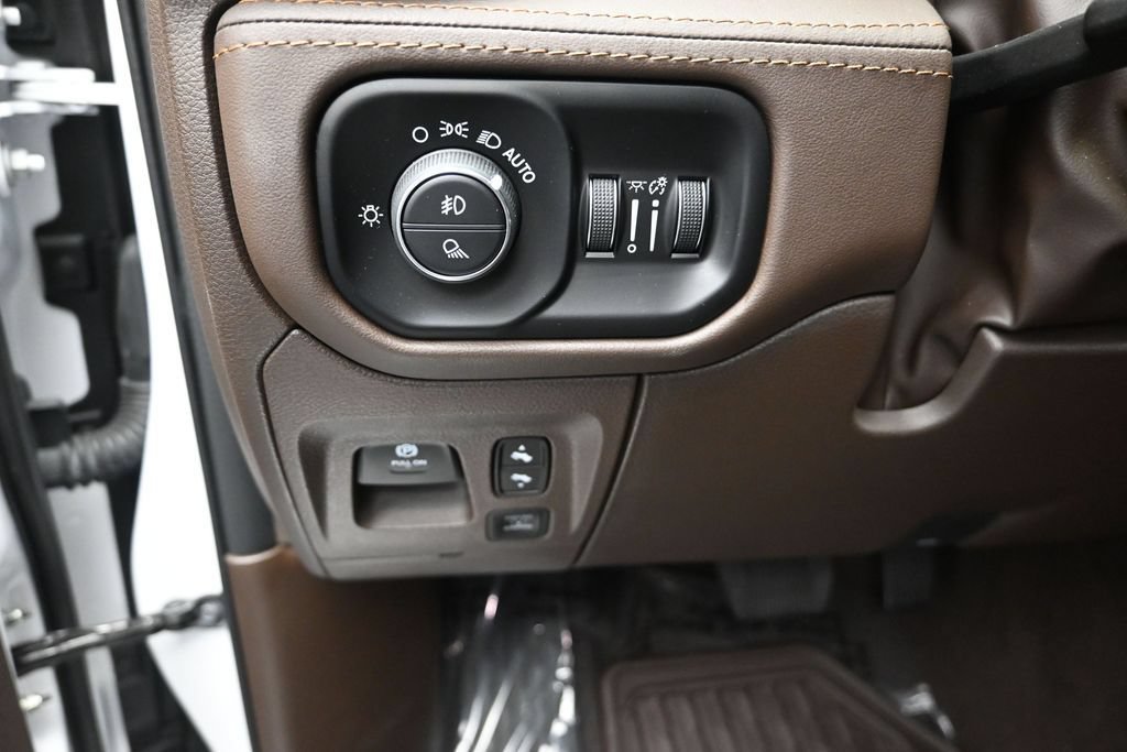 Used 2025 RAM 1500 Limited AWD/4WD image 12