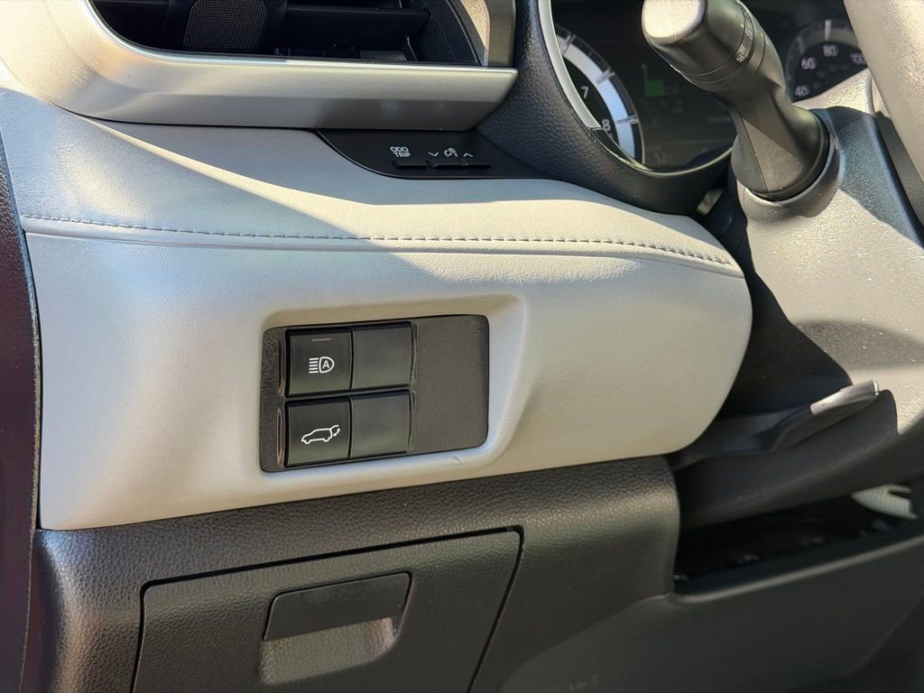 Used 2022 Toyota Highlander XLE image 26
